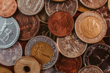 Farklı ülkelerden gelen bir avuç bozuk para.