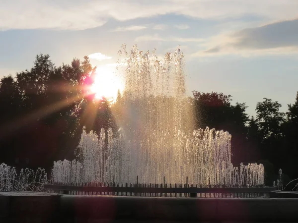 落日落在喷泉后面 — 图库照片