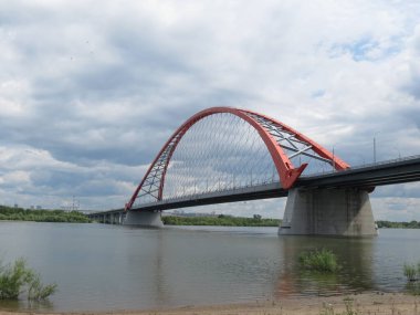 Nehrin üzerindeki kırmızı köprü