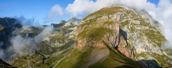 Vista Soleada Las Rocas Naranjas Montaña Por Camino Mangart Esloveno — Foto de Stock