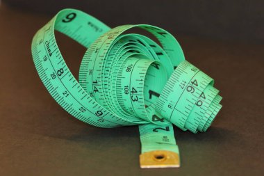 Yeşil terzinin mezurası santimetre ve inç olarak.