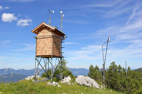 Wetterstation Auf Einer Kleinen Hütte Mit Blauem Himmel Bergen Und — Stockfoto