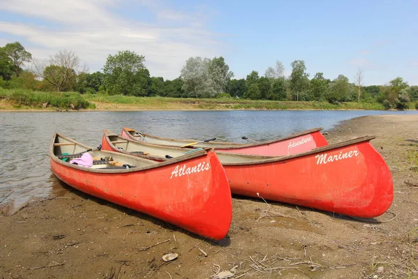 Tre Vecchie Canoe Rosse Barche Sulla Riva Del Fiume Morava — Foto Stock