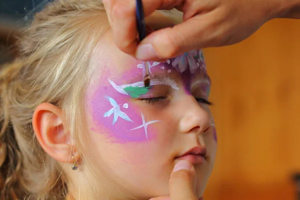 Children Face Painting Artist Paints Princess Crown Small White Blonde — Zdjęcie stockowe