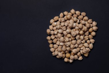 Karanlık bir yüzeyde taze nohut taneleri