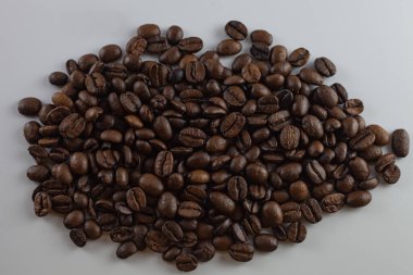 Beyaz arka planda kavrulmuş kahve çekirdekleri..