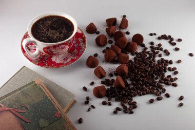 Çikolata dilimli Türk kahvesi, beyaz arka plan kitabı.