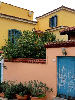 Limon ağacı ve sarı duvar