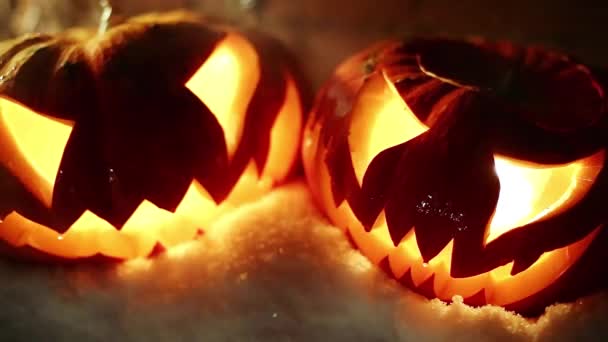 Halloween pompoenen in de besneeuwde winternacht met het overvliegen van de geest. Lus — Stockvideo