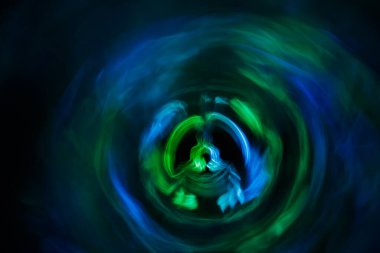 Nilüfer çiçeğindeki yoga meditasyonu aura ruhuyla poz verir. Bulanık arkaplan