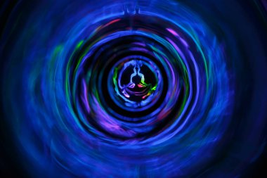 Yoga yapan kadın, yoga nilüferinde aura ruhuyla poz veriyor.