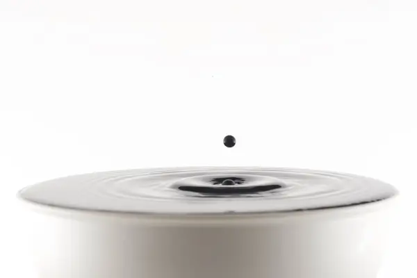 Bir damla su suya çarpar.