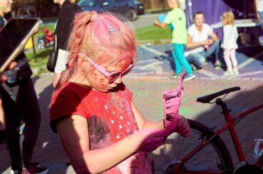 Zwolen, Masovian, Polonya -03-Eylül - mutlu insanlar renkli toz, gülümseme ve memnuniyet yağmuru, güneşli neşeli bir gün, sığ bir alan derinliği