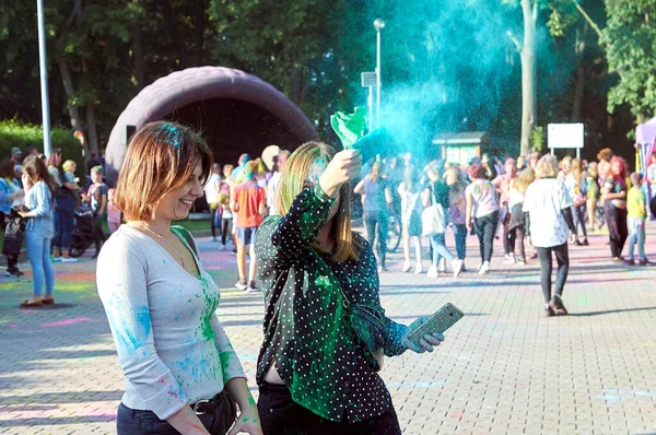 Zwolen Masoviaans Polen September Gelukkige Mensen Overgoten Met Gekleurd Poeder — Stockfoto