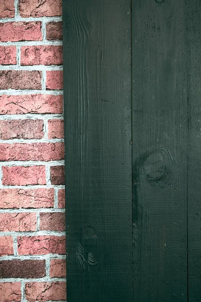 Eski tahtalar solucanlar tarafından hasar görmüş, yakından görülmüş, kapılar siyaha boyanmış, kalaslar birleşmiş.