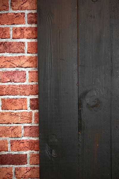 Eski tahtalar solucanlar tarafından hasar görmüş, yakından görülmüş, kapılar siyaha boyanmış, kalaslar birleşmiş.