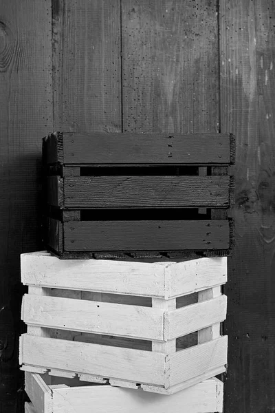 Eski tahtalar solucanlar tarafından hasar görmüş, yakından görülmüş, kapılar siyaha boyanmış, kalaslar birleşmiş.