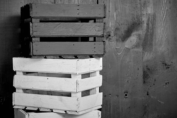 Eski tahtalar solucanlar tarafından hasar görmüş, yakından görülmüş, kapılar siyaha boyanmış, kalaslar birleşmiş.