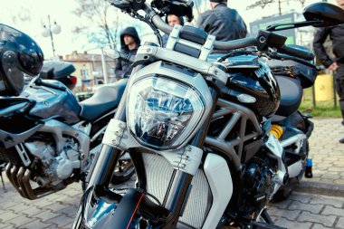 Zwole, mazowieckie, Polska - 10.04.2022. Motosiklet ve araba parkı. Grup hediye Motosiklet gösterisi.