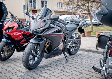 Zwole, mazowieckie, Polska, Polska. 10.04.2022. Motosiklet ve araba parkı. Grup hediye Motosiklet gösterisi.