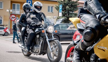 Zwole, mazowieckie, Polska, Polska. 10.04.2022. Motosiklet ve araba parkı. Grup hediye Motosiklet gösterisi.
