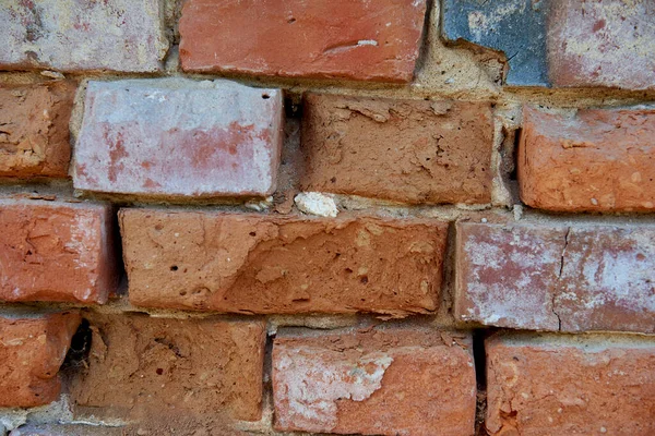 Düz olmayan tuğlalar, eski duvar, kırık tuğlalar, kirli tuğlalar, eğri eklemler.