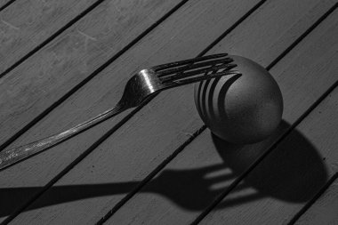   Siyah ve Beyaz Yumurta 