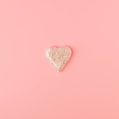 Pembe arka planda gümüş alüminyum folyo şeklinde kalp şeklinde. Minimal Sevgililer Günü, aşk ya da romantik konsept. Üst görünüm.