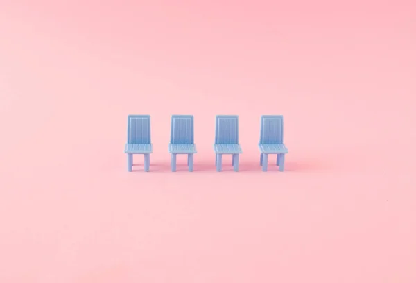 Blaue Stühle Auf Pastellfarbenem Hintergrund Minimalistische Pastellfarbenkunst Erfolgskonzept Frontansicht — Stockfoto