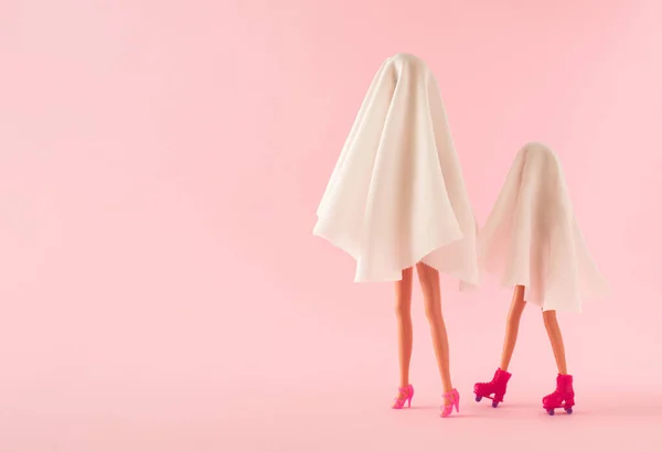 Duas Meninas Fantasia Fantasma Branco Com Rolos Saltos Altos Fundo — Fotografia de Stock