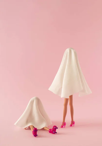 Lányok Fehér Szellem Jelmezben Görkorcsolyával Magas Sarkúban Rózsaszín Háttérrel Creative — Stock Fotó