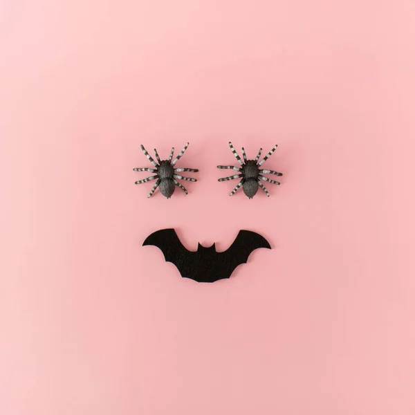 Minimalistisches Halloween Gesicht Aus Spinnen Und Fledermäusen Auf Rosa Hintergrund — Stockfoto