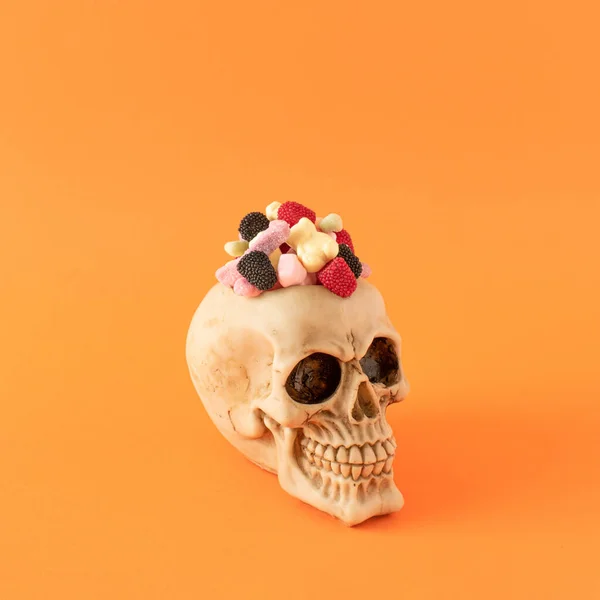 Halloween Totenkopf Mit Bonbons Minimaler Gruseltrick Oder Behandlungskonzept — Stockfoto
