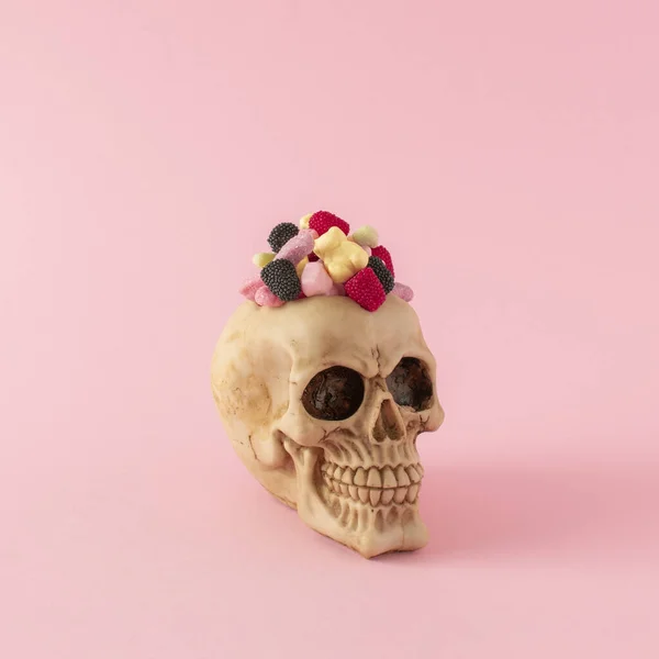 Craetive Kompozycja Wakacje Wykonane Halloween Cukru Czaszki Cukierków Różowym Tle — Zdjęcie stockowe