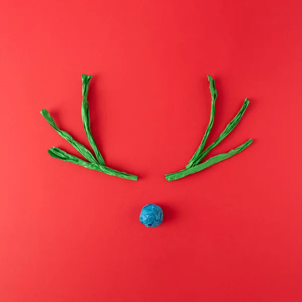 Χριστουγεννιάτικη Ιδέα Ταράνδων Από Χαρτί Κόκκινο Φόντο Ελάχιστες Χειμερινές Διακοπές — Φωτογραφία Αρχείου