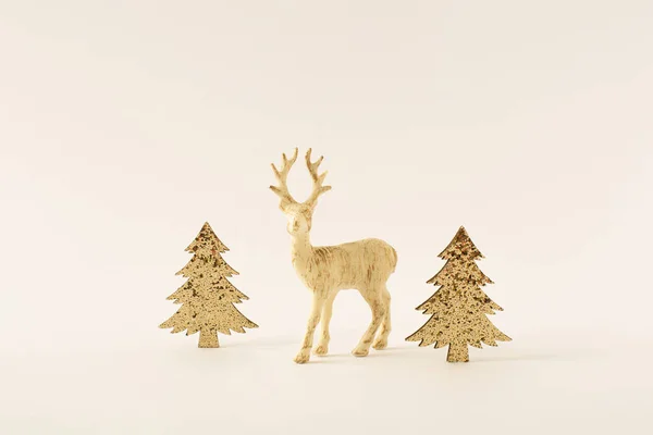Минималистическая Творческая Идея Белого Рождества Золотых Сверкающих Деревьев Оленей Ярком — стоковое фото