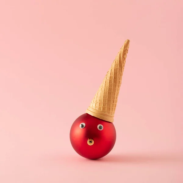 크리스마스 빨간색 장식은 분홍색 배경에 아이스크림 최소한 — 스톡 사진
