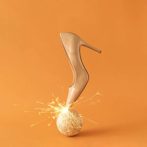 Sapato Salto Alto Elegante Bola Natal Com Sparklers Conceito Mínimo — Fotografia de Stock