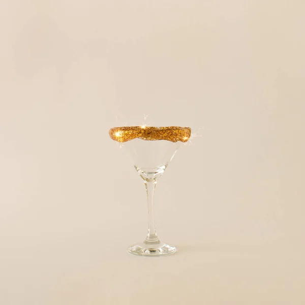 Szklanka Koktajlowa Martini Złotym Brokatem Ogniem Koncepcja Imprezy Twórczej — Zdjęcie stockowe