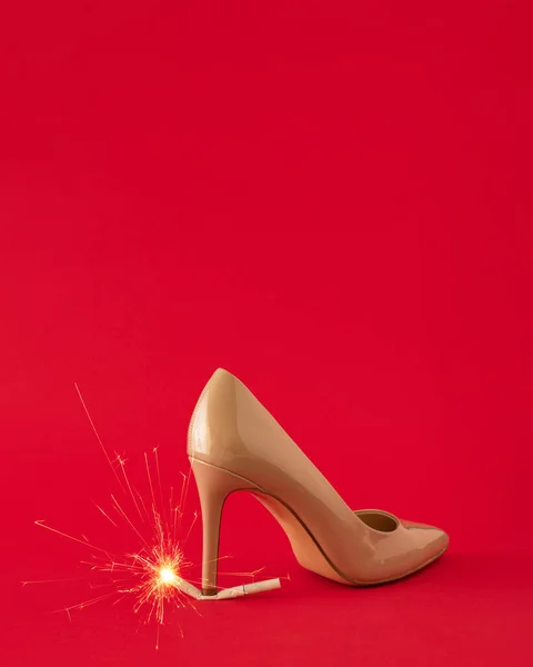 Idee Creativă Făcută Din Pantofi Toc Înalt Țigară Sprklers Fundal — Fotografie, imagine de stoc
