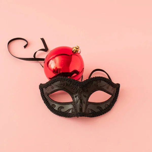 Masque Carnaval Avec Boule Ornement Noël Rouge Sur Fond Rose — Photo