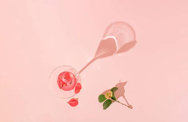 Творча Композиція Червоних Пелюсток Камелії Листя Коктейльного Скла Тінями Рожевому — стокове фото