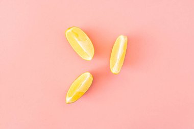 Pastel pembe arka planda taze portakal dilimleri. Minimum yaz meyve arka planı konsepti. Yaz estetiği.