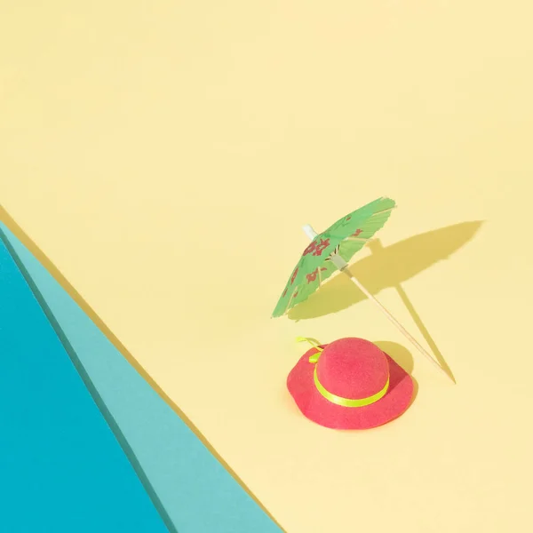 Πολύχρωμη Σύνθεση Ροζ Καπέλο Και Ομπρέλα Minimal Παραλία Έννοια Φόντο — Φωτογραφία Αρχείου