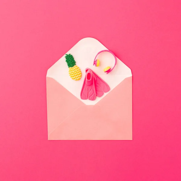 지느러미와 파인애플 헤드폰이 봉투는 분홍색 여름의 — 스톡 사진