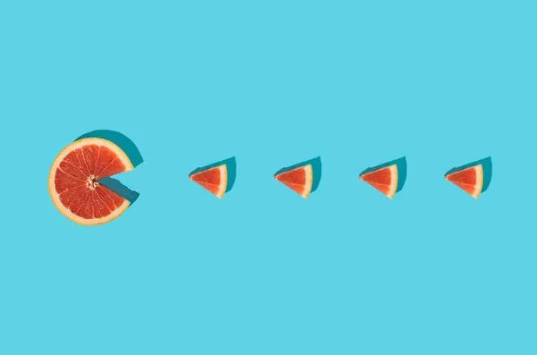 Творческий Вид Грейпфрута Голубом Фоне Минимальные Летние Фрукты Концепция Питания — стоковое фото