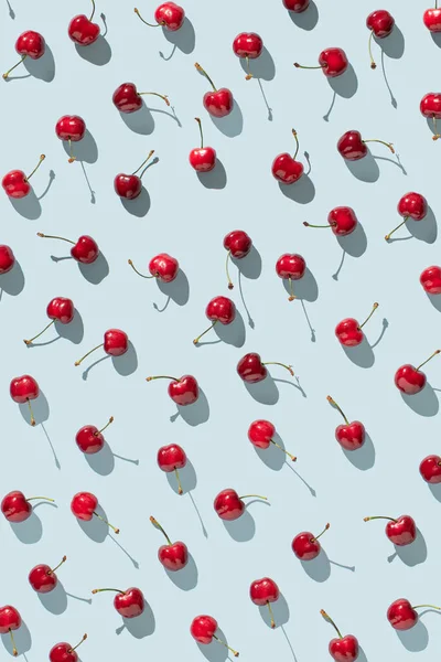 Красные Плоды Вишни Солнечно Голубом Фоне Креативная Концепция Рисунка Летних — стоковое фото