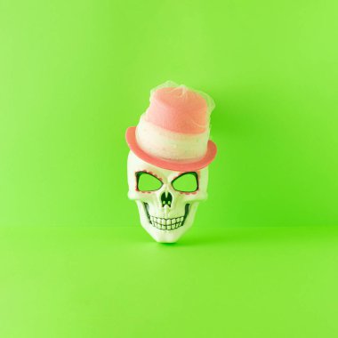 Pembe şapkalı şık kafatası suratı. En az Cadılar Bayramı modası konsepti. Ölüm Günü Fikri.