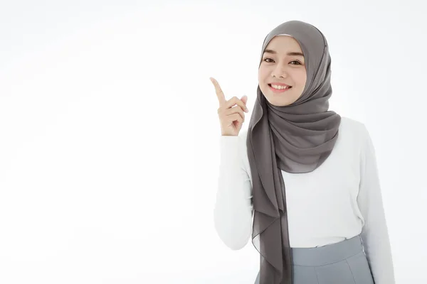 Portrait Beautiful Young Asian Islamic Woman Wearing Traditional Hijab Pointing — Stok Foto