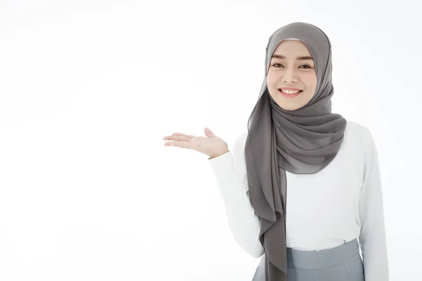 Portrait Beautiful Young Asian Islamic Woman Wearing Traditional Hijab Pointing — Stok Foto